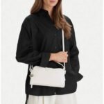 Bolso bandolera para mujer Calvin Klein Emblem (Color: Blanco roto / Off-White, Ref. LV04F3370G-4LX). – Image 2