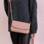 David Jones - Bolso bandolera para mujer - Bolso de hombro pequeño rectangular en cuero PU - Bolso para móvil / porta teléfono - Rosa. – Image 2