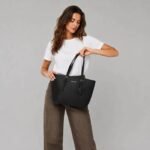 David Jones - Bolso de mano tipo shopping para mujer - Bolso cabás para portátil y diario de hombro en cuero PU con asa larga - Bolso shopper de tamaño mediano - Negro. – Image 2