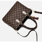 JINDING SC 933 - Bolso de mano y bandolera de diseño moderno con estampado floral en cuero sintético PU - Café y negro con color original. – Image 3
